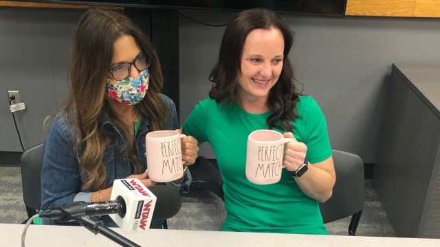 (L) Dawn Oden, who is receiving a kidney from (R) Jaime Alvarado, show matching coffee mugs to reporters on April 14, 2022.