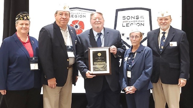 Joining Bryan Broadcasting News Director Bill Oliver (middle) at the Texas American Legion award presentation are members of Bryan Legion Earl Graham post 159. From (L-R) post commander Dale Hutchcraft, state vice-commander Tom Marty, state commander Gerry Hince, and state judge advocate J.D. Langley.